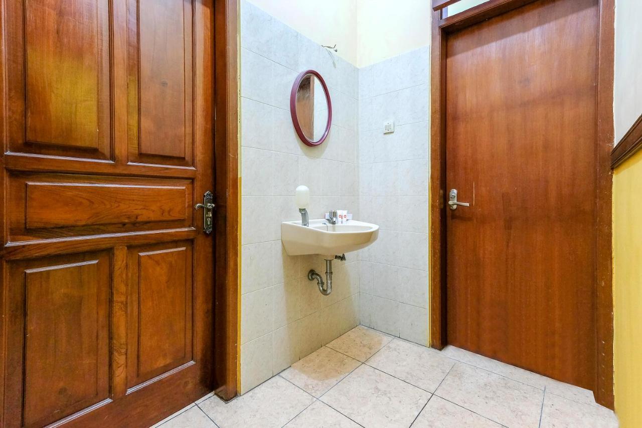 Oyo 338 Guest House Omah Manahan Syariah スラカルタ エクステリア 写真