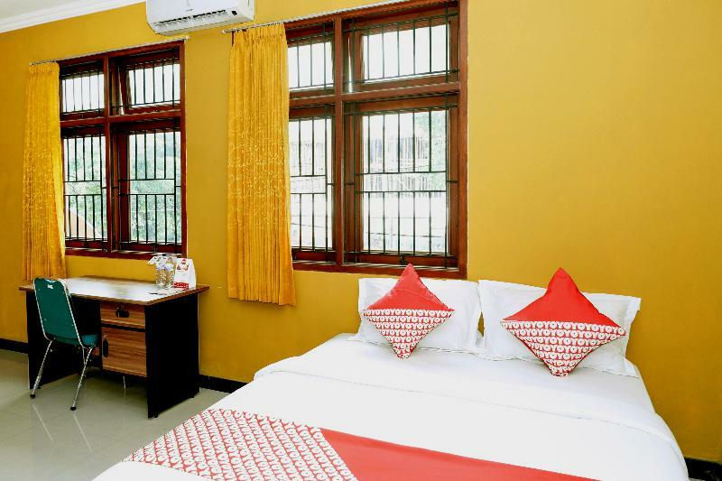 Oyo 338 Guest House Omah Manahan Syariah スラカルタ エクステリア 写真