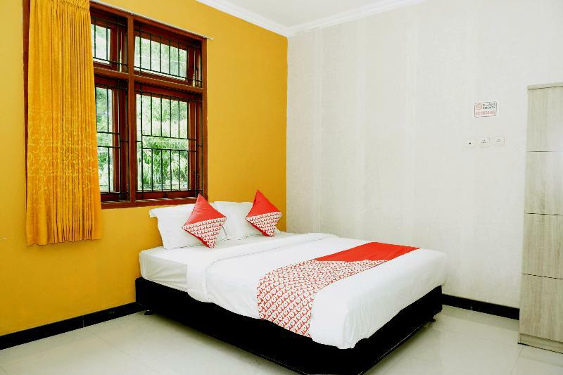 Oyo 338 Guest House Omah Manahan Syariah スラカルタ エクステリア 写真
